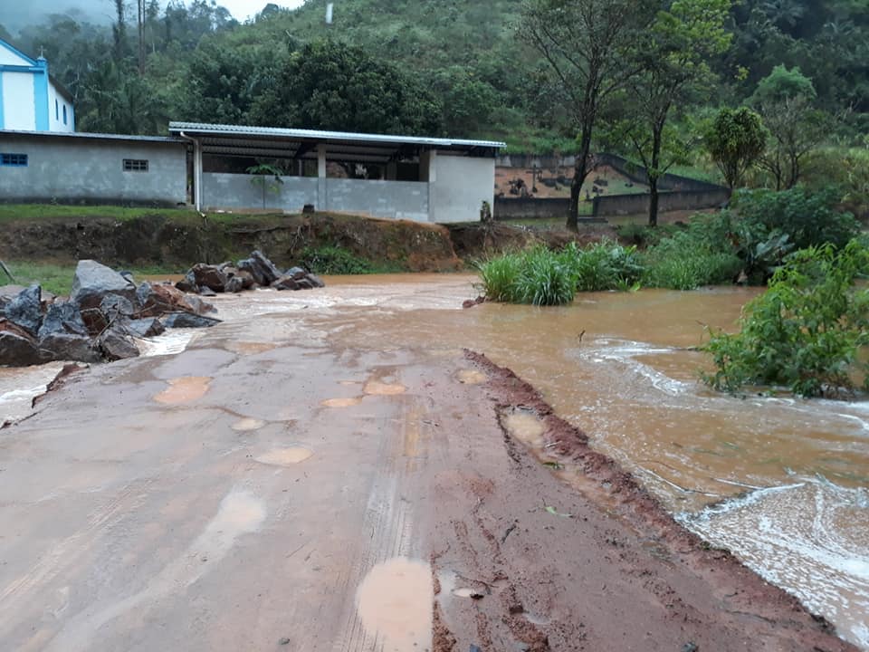 45732325_1433265693473190_1645530231705960448_n Chuva deixa comunidade ilhada em Santa Teresa