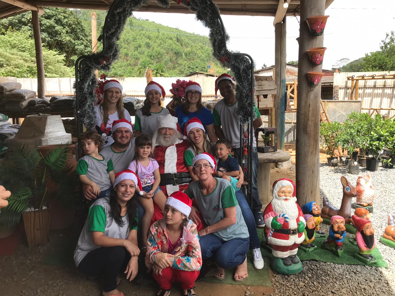 c93d5e28-bafc-42f2-8abc-082a19bafe49 Chegada do Papai Noel na Jardinagem Serrana