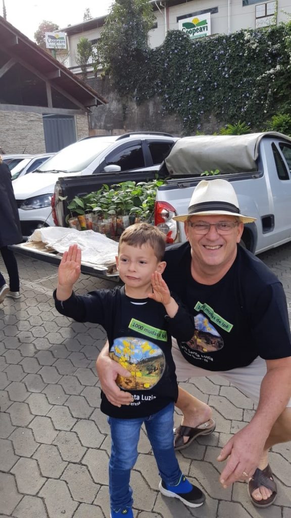 WhatsApp-Image-2019-06-25-at-20.22.10-576x1024 Sítio Santa Luzia distribuiu 1000 mudas de Ipê na semana do meio ambiente em Santa Teresa
