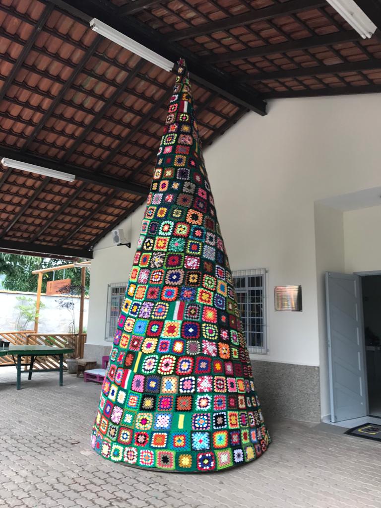 WhatsApp-Image-2019-11-27-at-09.11.40 A Rua do Lazer ganha árvore de crochê de 5 metros