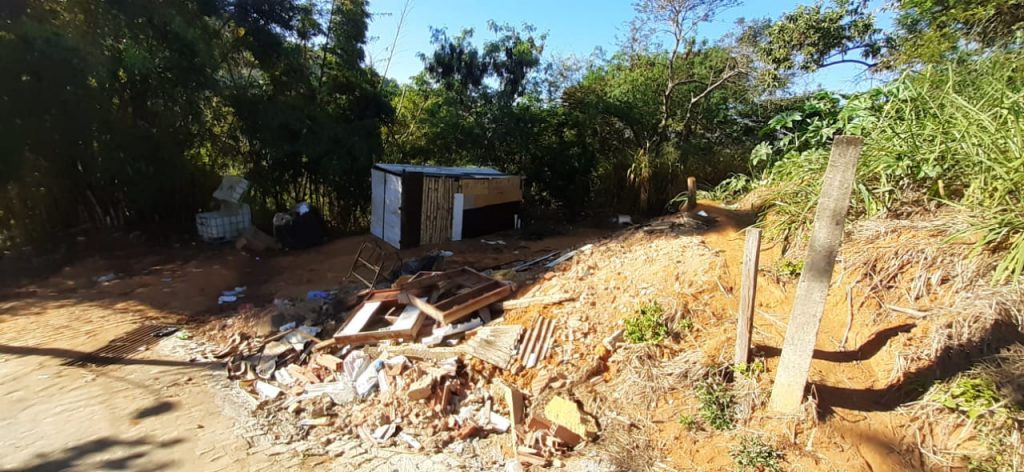 6e0e41dc-9a6f-4d1c-a9d6-67c65a70539f-1-1024x472 Entulho e lixo incomoda moradores de Barracão