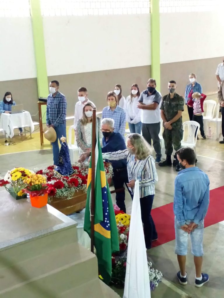 e88b8f59-e2fe-402d-b5a7-31ae754f64ff-768x1024 Não faltou devoção