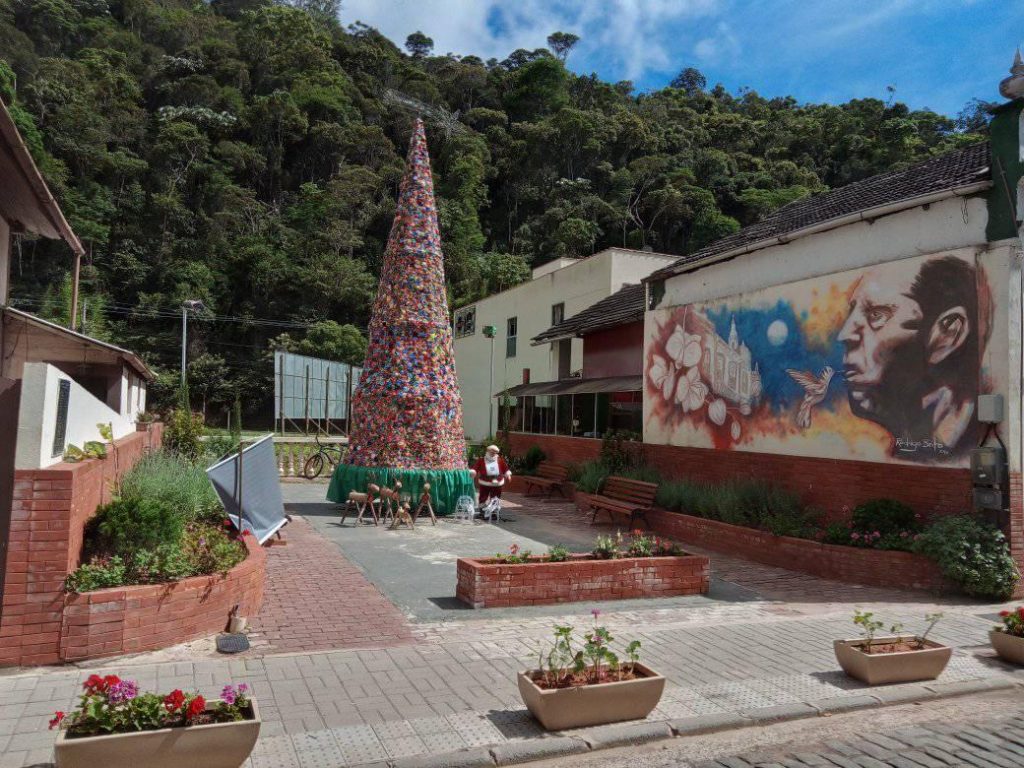 131331150_219713352959326_1168355695111677902_o-1024x768 Fuxico na árvore de Natal em Santa Teresa