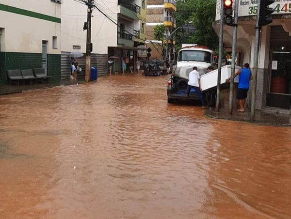 municipio-de-castelo-registra-alagamentos-379545-article Chuvas provocam transbordamentos e estragos no interior do Estado