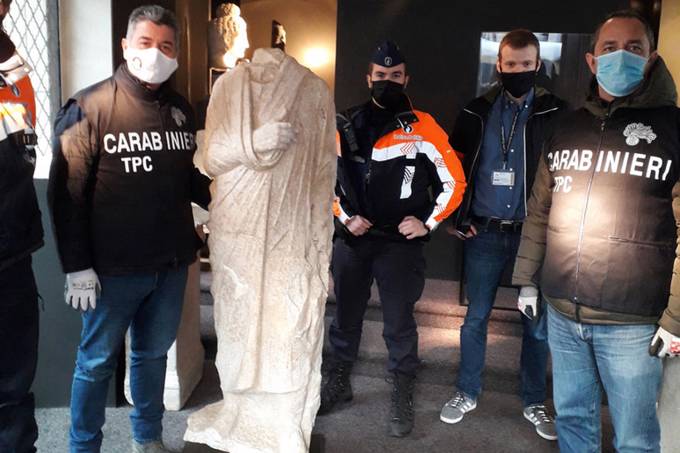 Policiais-italianos-exibem-foto-da-estatua-Tagatus-roubada-em-2011-e-encontrada-por-acaso-em-um-antiquario-na-Belgica Notícias da Itália