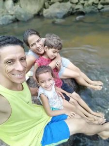 dded0bf0-cdfa-11eb-b643-315ad4589b58-minified-225x300 Matou a esposa, os três filhos e tirou a própria vida