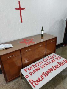 9e5f8049-d54a-48b0-a6e2-eb25dc88c231-225x300 Estudante mata os pais após ritual macabro em Itapuã