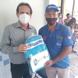 272787201_5165734876812500_4914142763860355747_n-300x300 Estudantes da rede municipal recebem material escolar