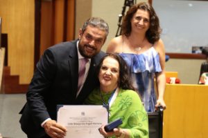 09e8d2a1-5425-4723-a3c3-760191bac094-300x200 Ales homenageia a escritora de Santa Teresa Edith Angeli