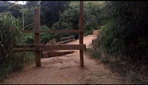 bfbb0116-86c1-41a8-889b-bfe9b08df212-300x172 Colocação de porteiras causa indignação na comunidade de Recreio