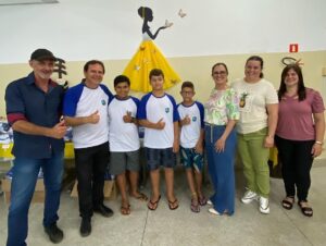330299327_592992045722783_7838193897020719422_n-300x226 Estudantes teresenses recebem uniformes escolares