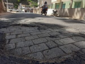 WhatsApp-Image-2023-03-06-at-14.39.16-300x225 Obra de asfaltamento no bairro Dois Pinheiros é suspensa