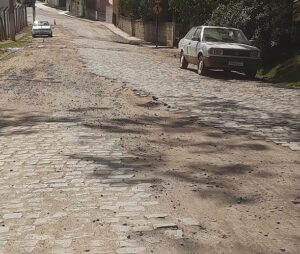 terra-300x254 Obra de asfaltamento no bairro Dois Pinheiros é suspensa