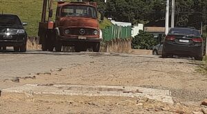 trecho-300x166 Obra de asfaltamento no bairro Dois Pinheiros é suspensa