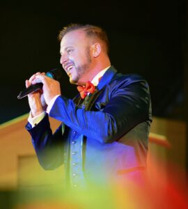 760df226-cbdb-4355-9609-ce42e3344678-270x300 Santa Teresa - Mais um espetáculo musical em breve