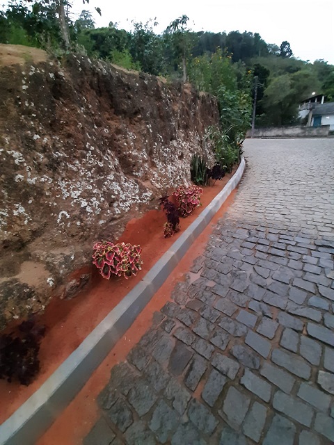 15ab92c2-d766-453b-b41b-28d49f9808b0 OBRAS DE ASFALTAMENTO EM SANTA TERESA PRETENDE DESTRUIR BELEZA NATURAL DA RUA SÃO PEDRO E ACABAR COM OS CUIDADOS DE MAIS DE ANOS DOS MORADORES.
