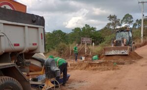 9f4d56fe-aa4d-4f1f-b72f-32f725875e97-300x184 Dificuldade na viabilidade do traçado causa atraso nas obras do calçamento do Caravaggio