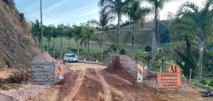 cda351f5-2ee3-4bef-947c-ee3db19b2f71-300x142 Dificuldade na viabilidade do traçado causa atraso nas obras do calçamento do Caravaggio