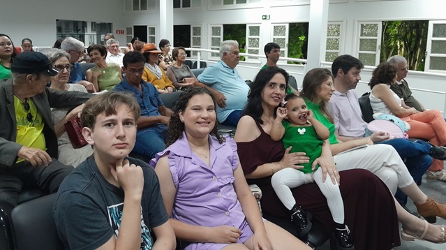 verd-1 Edite Angeli lança seu novo livro Colocando sangue na escrita