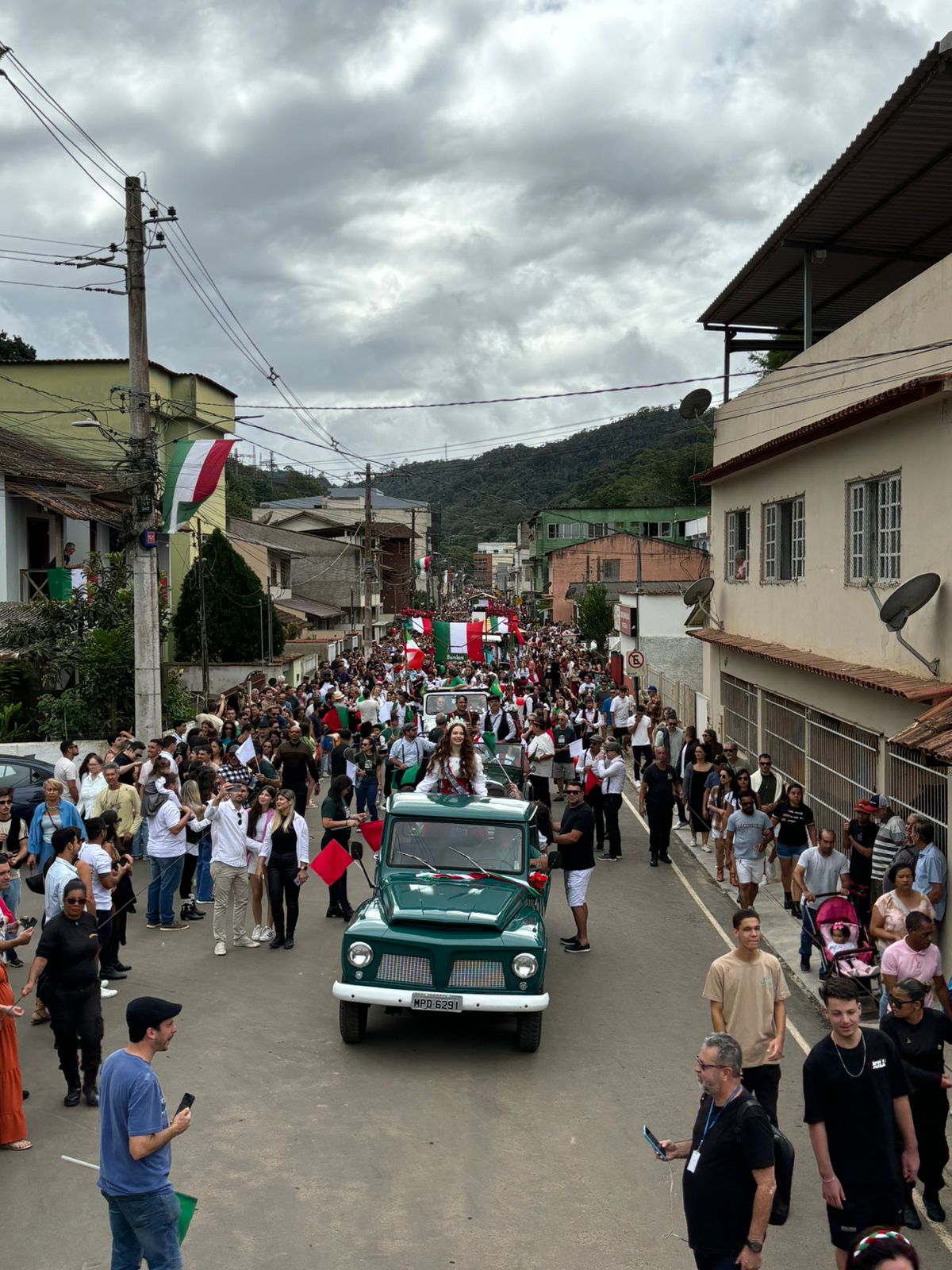 96af44f8-9f88-4ba1-a6e0-ab66b4fae502 Carretella em Santa Teresa surpreendeu com o belo desfile