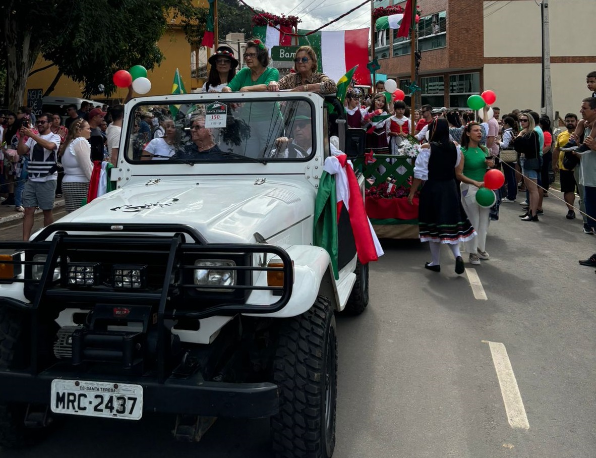 ada2ac05-da6e-49a7-8117-fe8b47deb77f Carretella em Santa Teresa surpreendeu com o belo desfile
