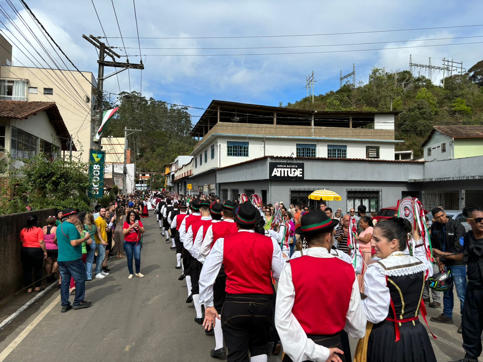 d0d8f5fd-19e5-4e4b-b481-3794e72993c4 Carretella em Santa Teresa surpreendeu com o belo desfile