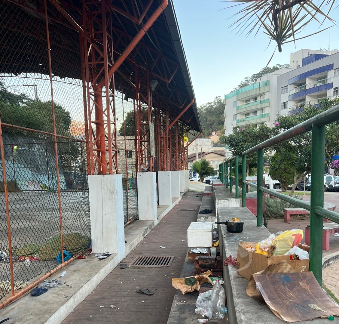 54d71732-3a93-4552-aaf7-1d47131942e2 Brigas entre pop ruas no centro da cidade incomoda moradores