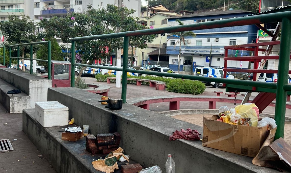 e005f3a1-4047-4207-a8cc-0f85377686a5 Brigas entre pop ruas no centro da cidade incomoda moradores